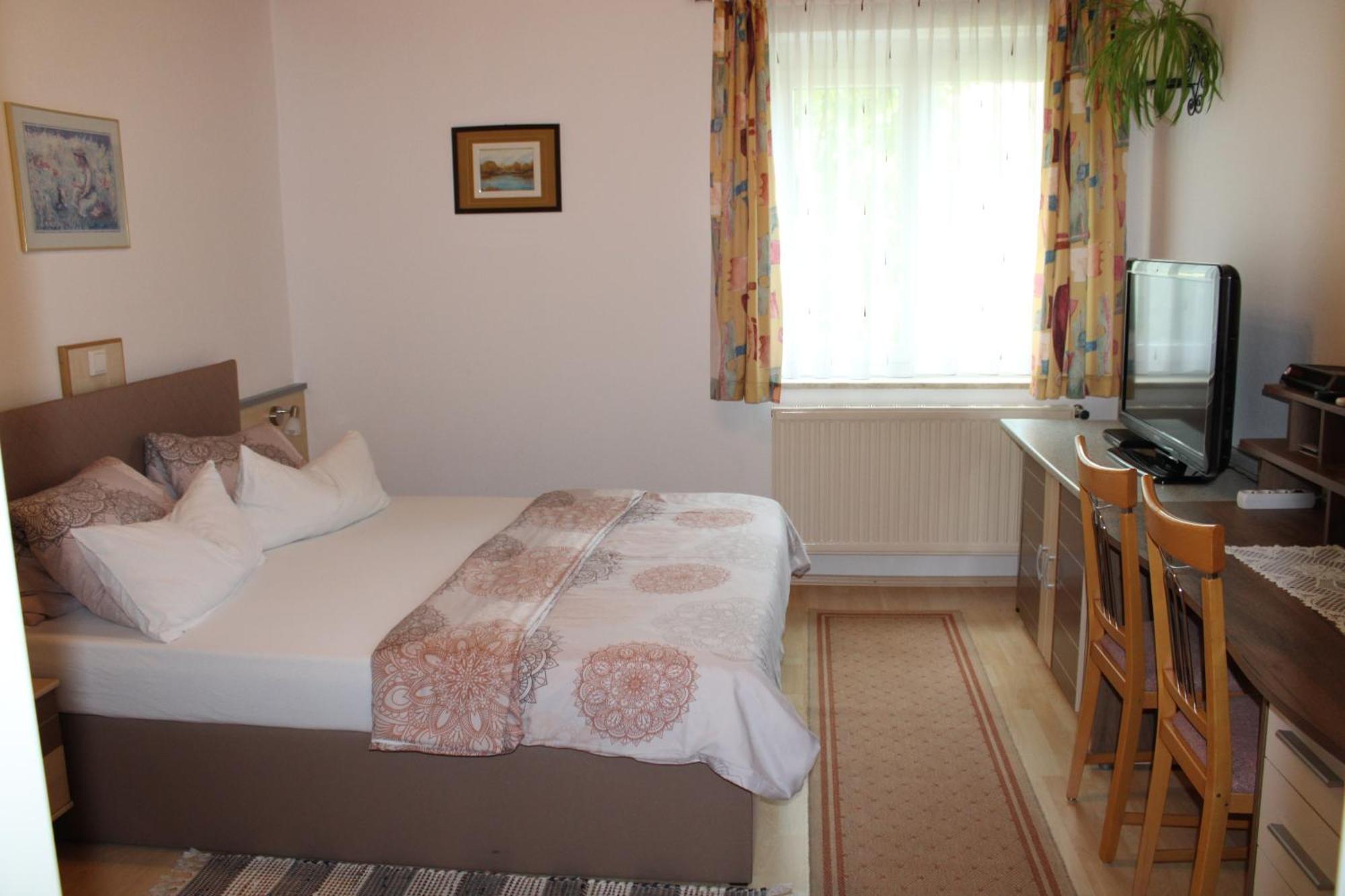 Ferienwohnung Und Gaestezimmer Gaspar Halbenrain Exterior foto